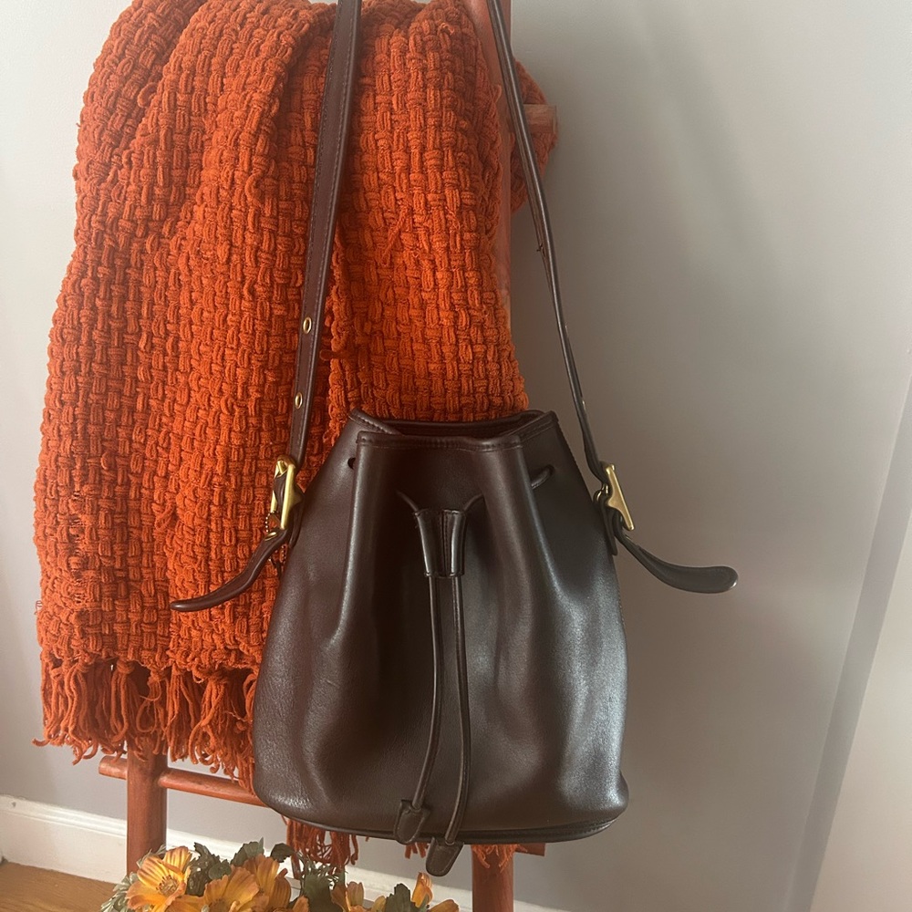 Elegant Brown Leather Bucket Bag - Picture 9 of 16
